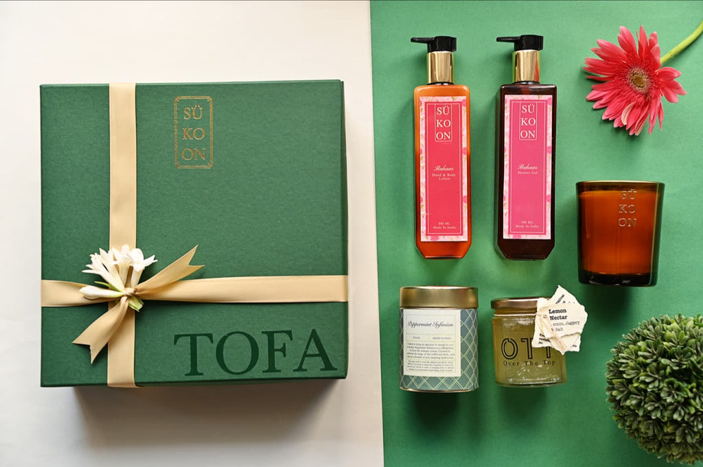 Gift Set - Set Of Shower Gel, Lotion, Candle, Tea And Nector